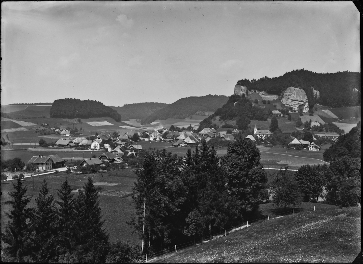 Straf- und Verwahrungsanstalt Thorberg, Krauchthal; Blick auf Krauchthal vom «Charweg» aus aufgenommen