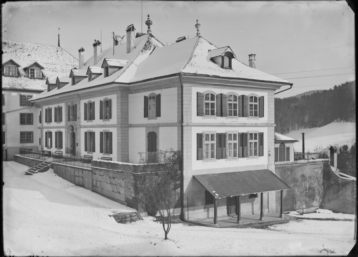 Straf- und Verwahrungsanstalt Thorberg, Krauchthal; das verschneite Verwaltungsgebäude im Winter