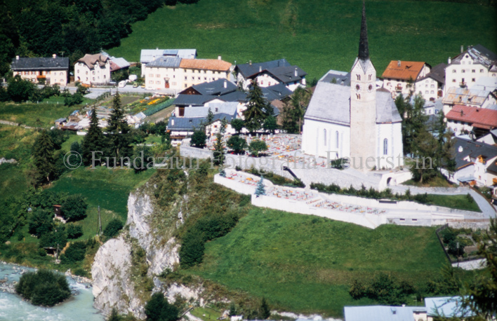 Luftaufnahme, Dorf Scuol, Kirche und Inn