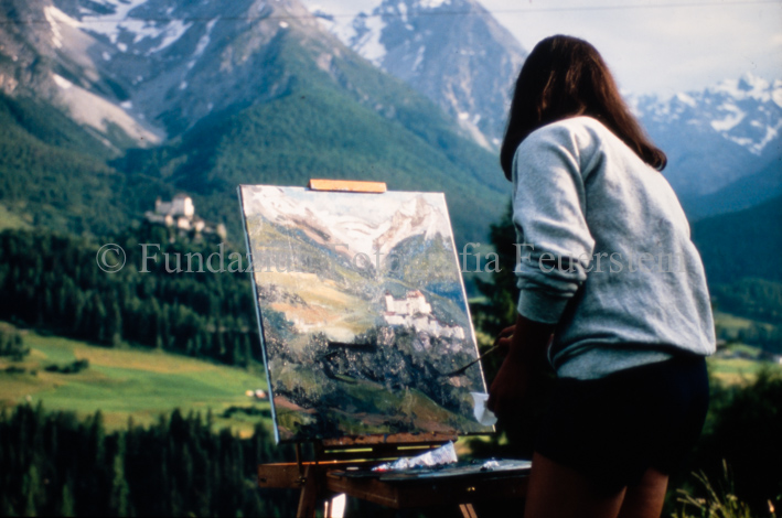 Frau malt Landschaft mit Schloss Tarasp