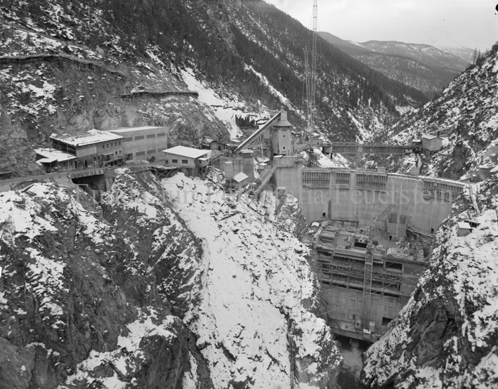 Ova Spin, Staumauer, Baustelle, Kran, Holzgerüste, Brücke, Baracken, Schnee, Berglandschaft