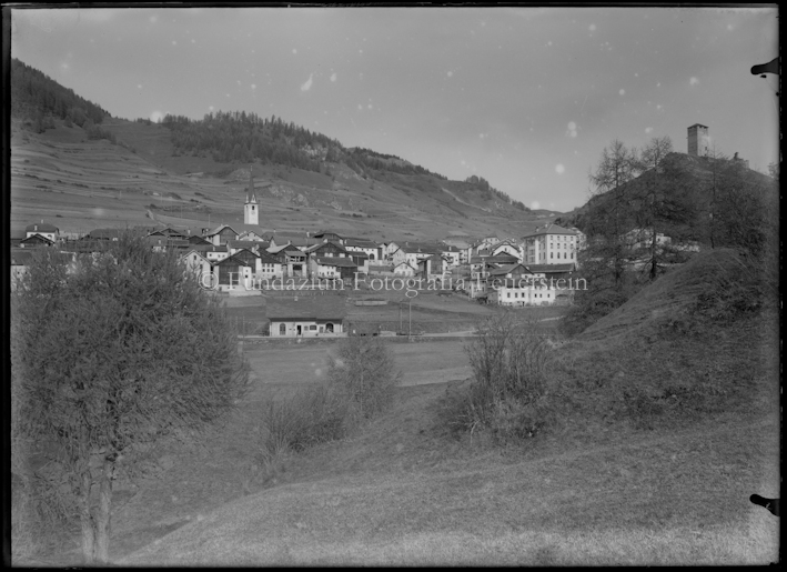 Dorf Ardez, Burg Steinsberg rechts im Bild