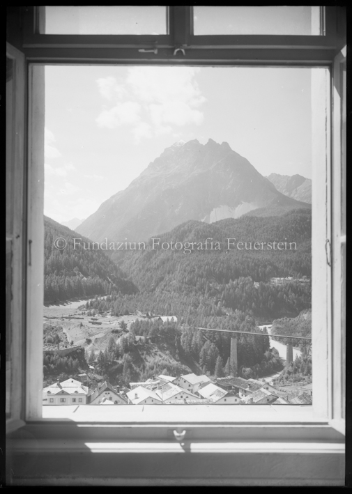 Blick aus einem Fenster auf Piz Pisoc und die Gurlainabrücke