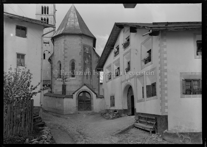 Dorfstrasse mit Kirche in Sta. Maria, Münstertal