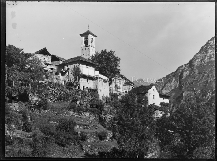 Dorfansicht Corippo mit Kirchturm