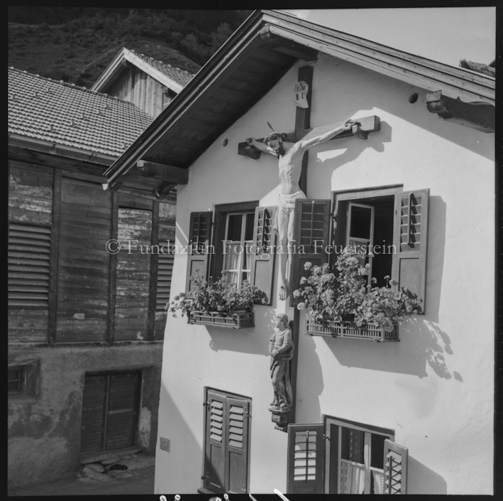 Haus mit Kruzifix in Müstair