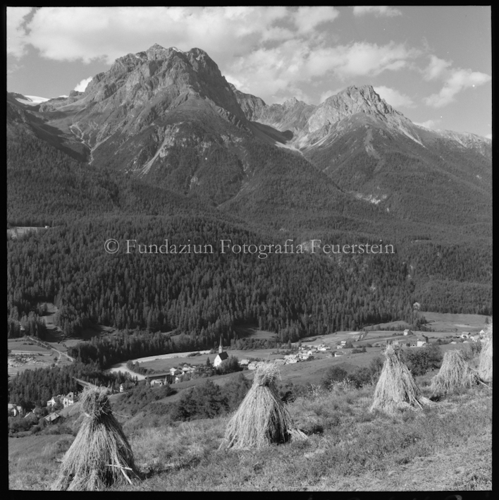 Blick von Rachögna auf Lischana mit Kornpuppen