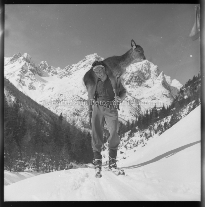Jon Sulser mit Hirschkalb tragend