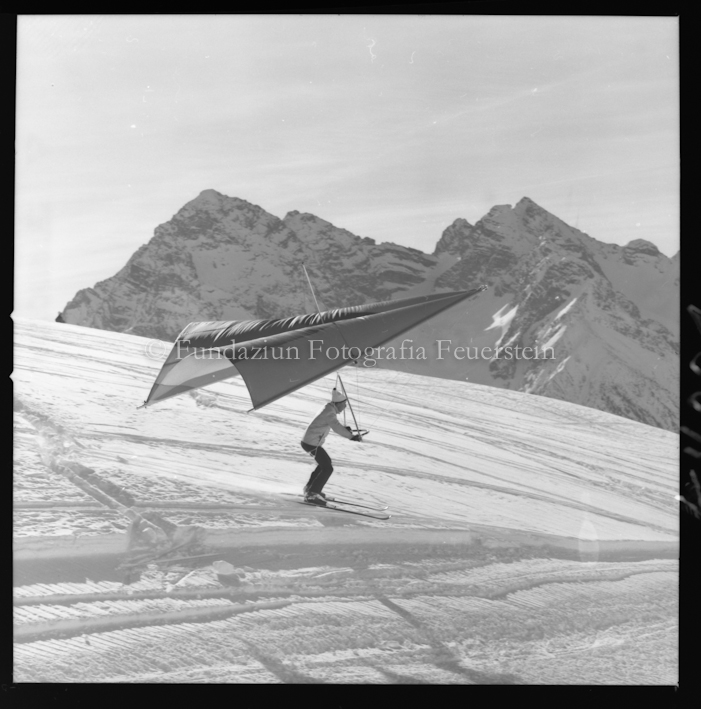 Mann auf Ski mit Hängegleiter