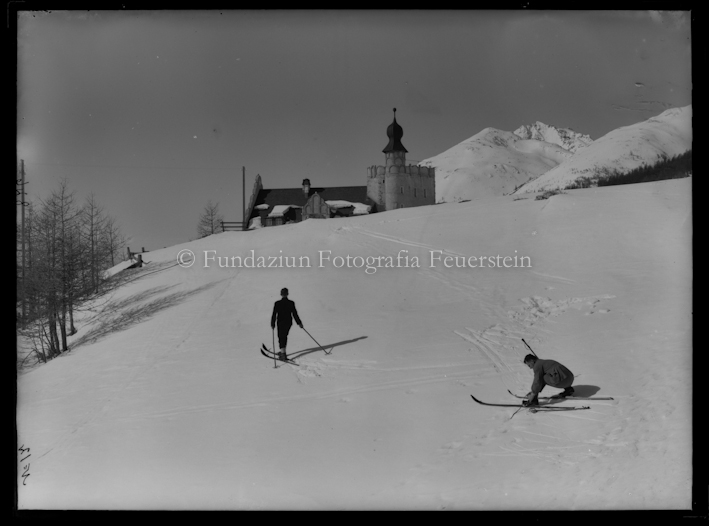 Zuoz kleines Stück von Castell zwei Skifahrer