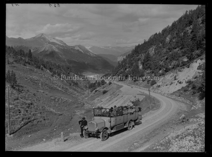 Auto auf der Ofenpasshöhe, Blick auf Zernez