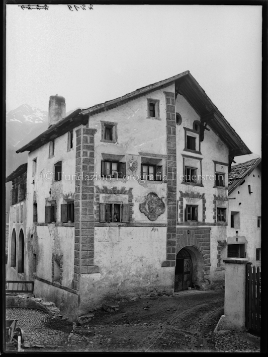 Engadinerhaus in Ardez (zwei Platten)