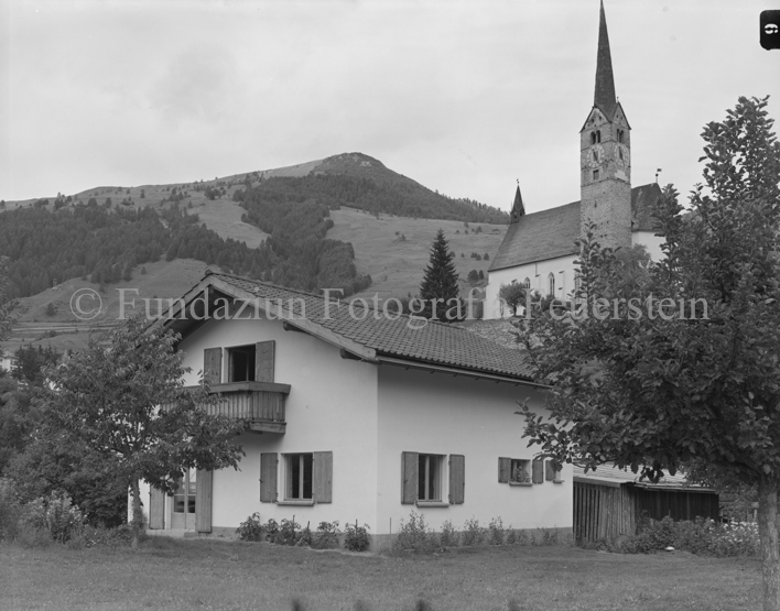 Haus Lehrer Talb, Kirche im Hintergrund