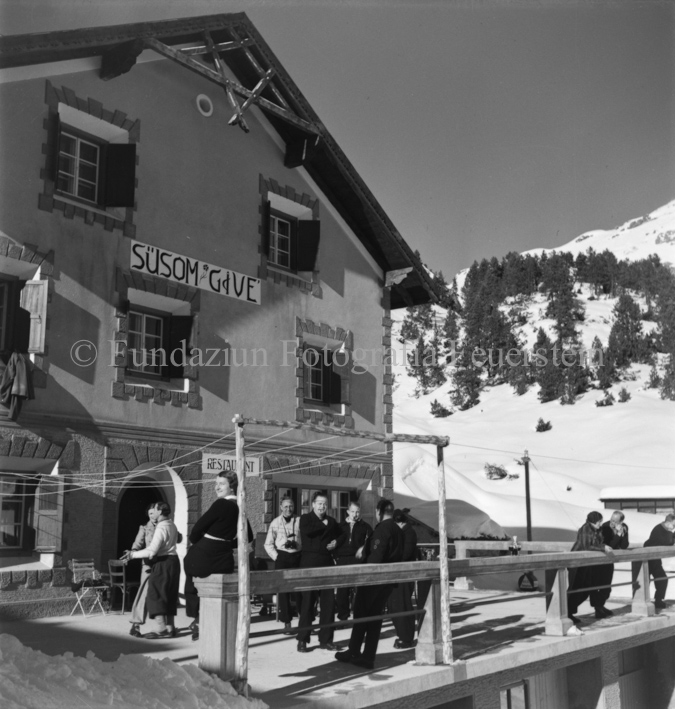 Gasthaus auf Ofenpass, Gäste auf Terrasse im Winter
