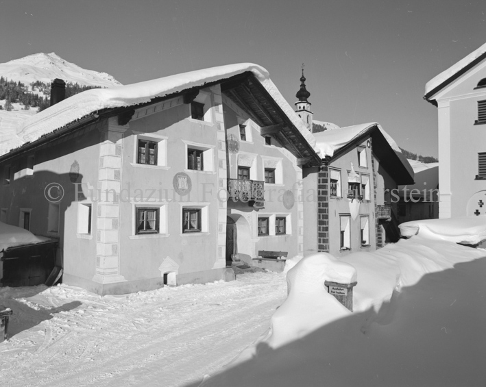 Fassade mit Sgraffito im Dorf, Kirchturm, Winter