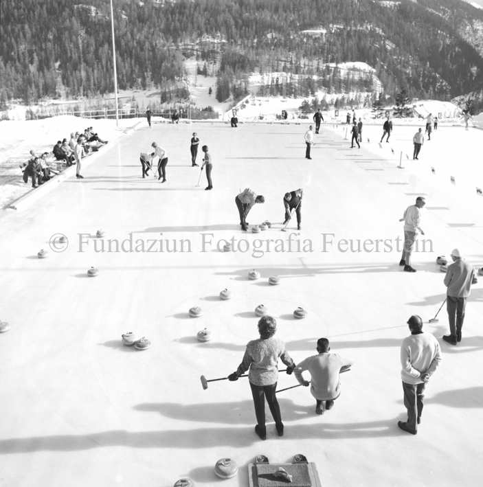 Curlingspieler und Zuschauer auf Sportanlage Trü