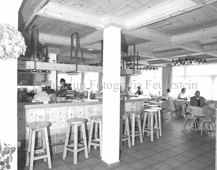 Innenaufnahme, Restaurant und Bar, Personen zu Tisch