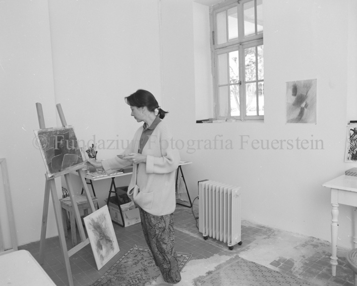 Kulturzentrum «Fundaziun Nairs», Malerin mit Bildern in Raum