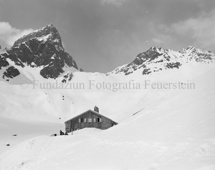 Berghütte im Winter, schneebedeckte Berglandschaft