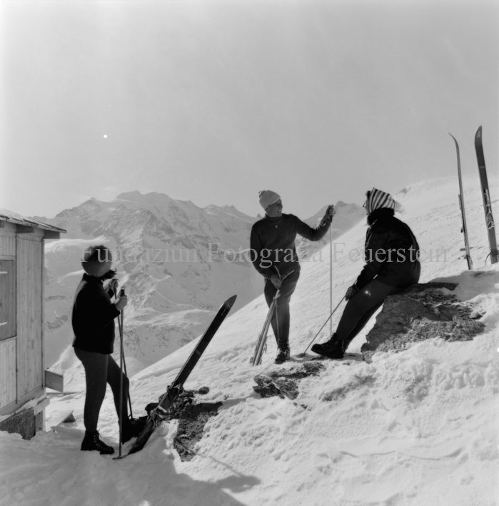 Zwei Frauen und ein Mann auf Schneefeld