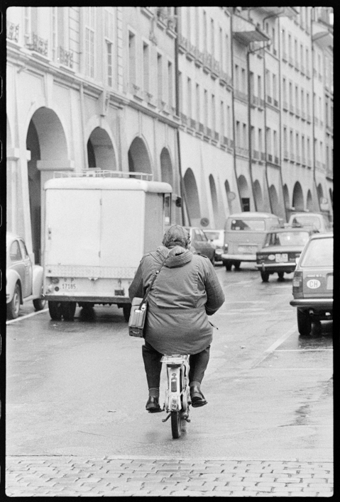 Der Fotograf Hans Schlegel mit Fototasche auf Mofa