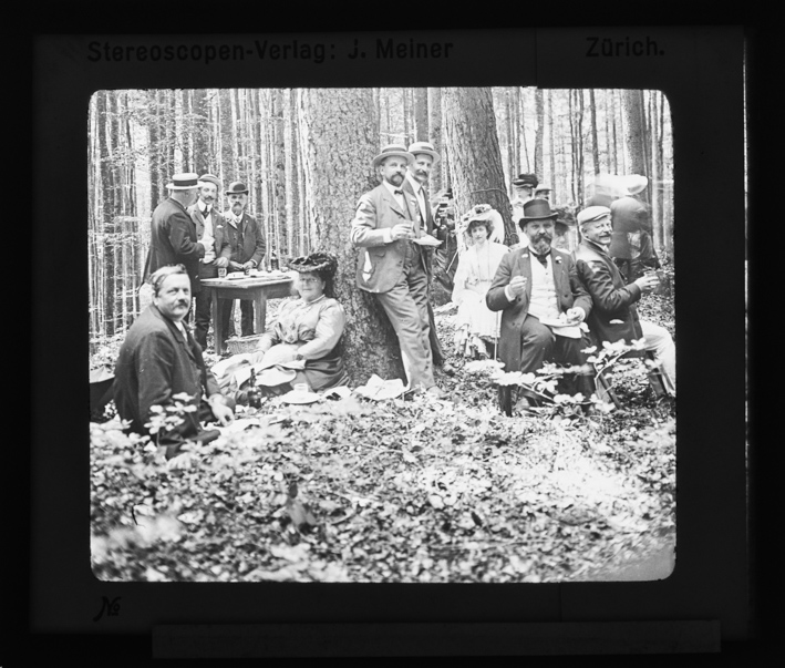 Mitglieder des Schweizer Photographen Vereins bei einem Picknick im Wald