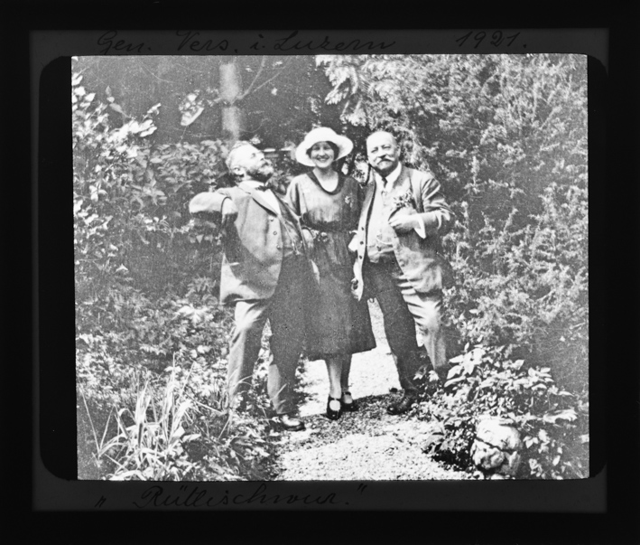Zwei Fotografen des Schweizer Photographen Vereins mit einer Frau auf der Rütli, anlässlich der Generalversammlung von 1921 in Luzern