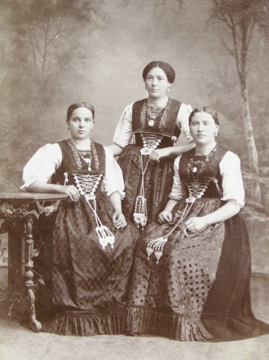 Drei Frauen in der Barärmeltracht