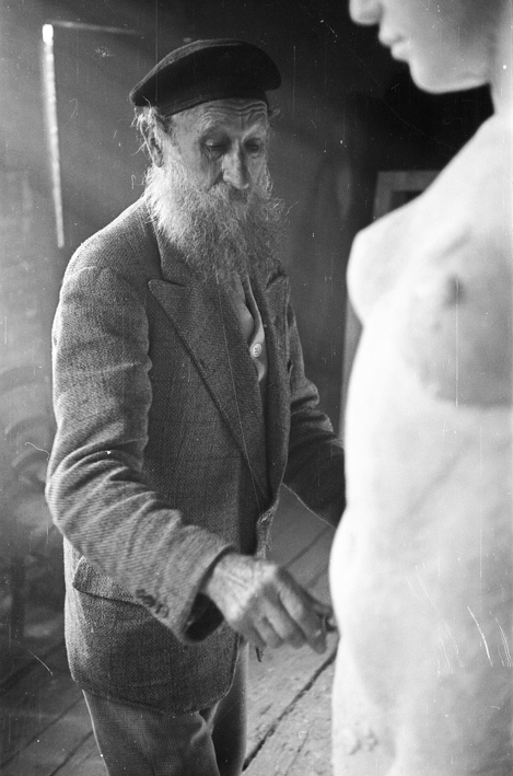 Aristide Maillol in seinem Atelier in Banyuls-sur-Mer, Südfrankreich [gehört zur Reportage «Aristide Maillol», in: Schweizer Illustrierte Zeitung, 1. April 1942]