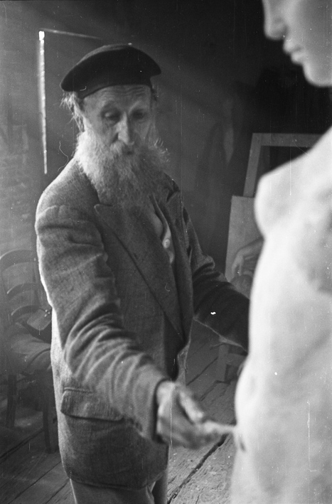 Aristide Maillol in seinem Atelier in Banyuls-sur-Mer, Südfrankreich [gehört zur Reportage «Aristide Maillol», in: Schweizer Illustrierte Zeitung, 1. April 1942]