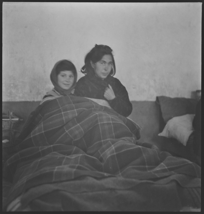 Frierende Mutter mit ihrer Tochter im Bett
