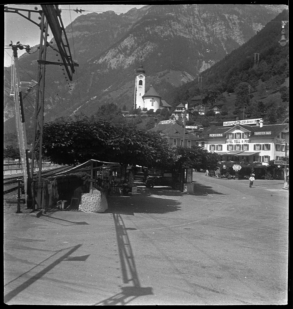 Schweiz, Flüelen: Pfarrkirche; Ansicht von Flüelen mit der Pfarrkirche und dem Hotel Tell & Post; Flüelen