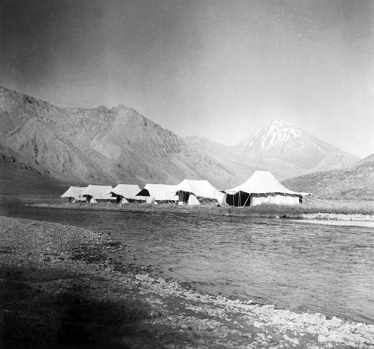 Persien, Elburs-Gebirge (Elburz): Camp; Zeltstadt im Lahr-Tal, im Hintergrund der Demawand (Dawawand)