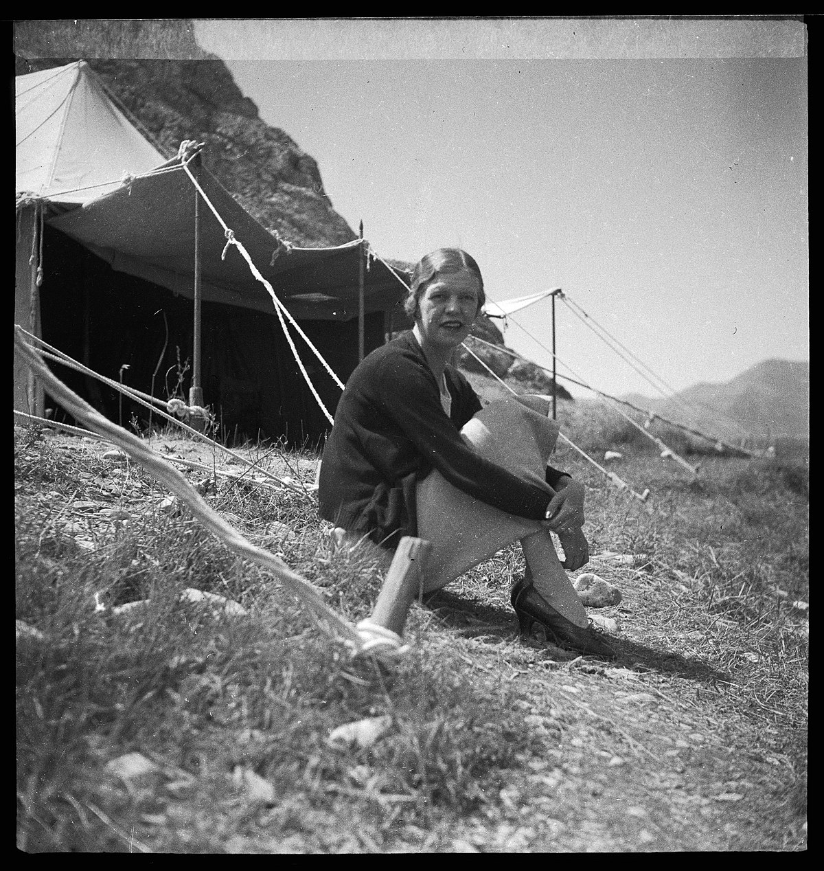Persien, Elburs-Gebirge (Elburz): Porträt; Westlich aussehende Frau (Angehörige der englischen Gesandtschaft?) sitzt vor einem Zelt