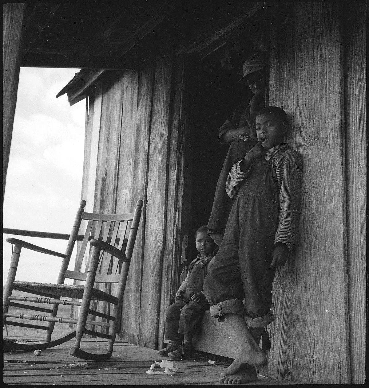 USA, zwischen Montgomery/AL und Columbus/GA: Menschen; Eine Frau mit zwei Kindern vor einer Holzhütte