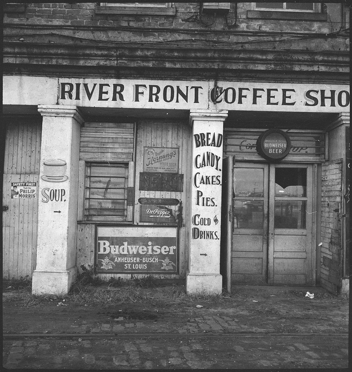 USA, Savannah/GA: Häuser; Hauseingang angeschrieben mit "River Front Coffee Shop"