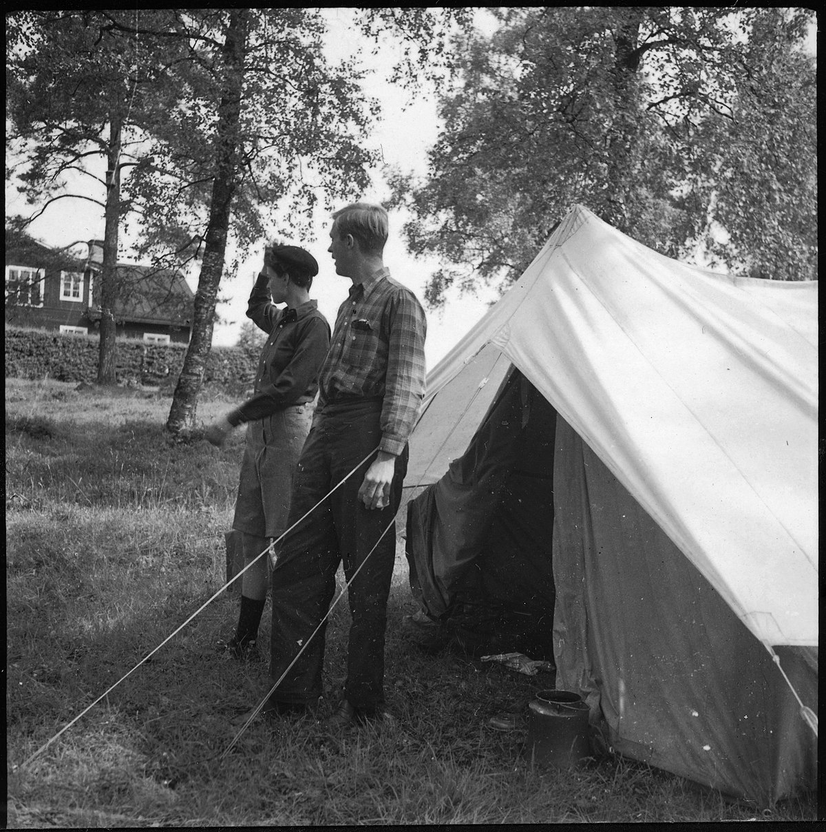 Schweden, Danemura (Dannemora): Zelt; Barbara Hamilton-Wright mit Michael Logan vor einem Zelt