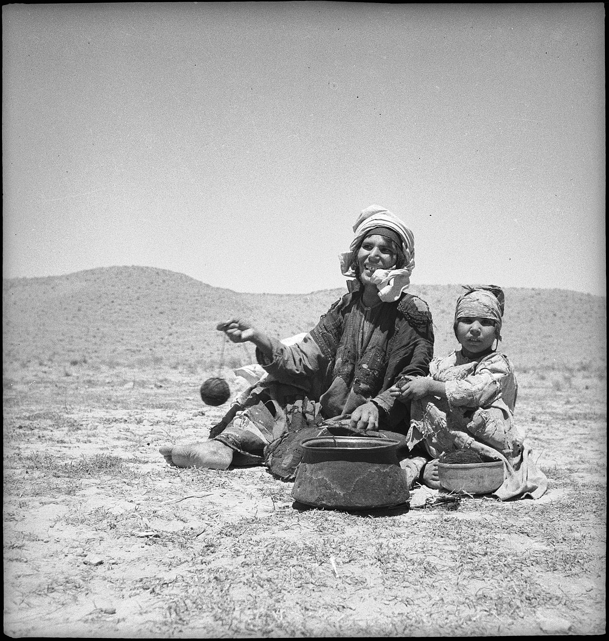 Afghanistan, vor Chahrshambe (Khvajeh Chahar Shanbeh): Menschen; Sitzende Frau mit Kind