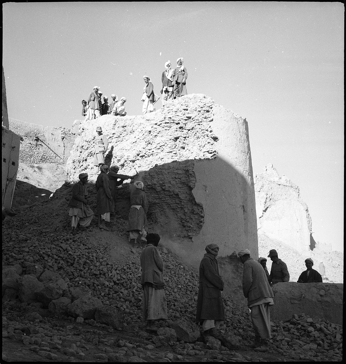 Afghanistan, Ghazni (Ghazna): Menschen; Männer beim Arbeiten an der Stadtmauer