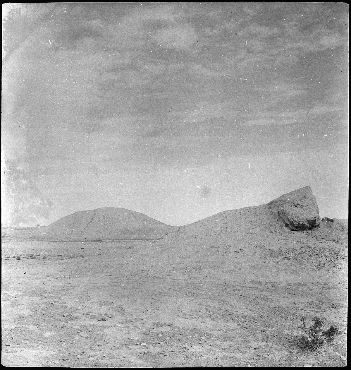 Afghanistan, Haibak (Samangan, Aybak or Aibak): Landschaft (Lokalisierung unsicher); Blick aus einer Ebene auf Erhebungen