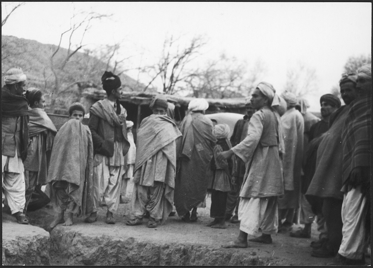 Britisch-Indien, Khyber Pass (Chaiber-Pass, Khaiberpass): Menschen; Eine Gruppe von Männern auf einem Felsen