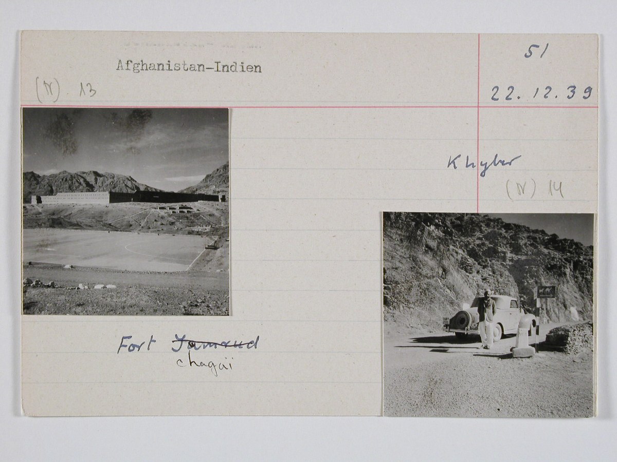 Britisch-Indien, Khyber Pass (Chaiber-Pass, Khaiberpass): Landschaft; Karteikarte: Ein langgezogenes flaches Gebäude auf einem Hügel / Der Ford auf einer Bergstrasse