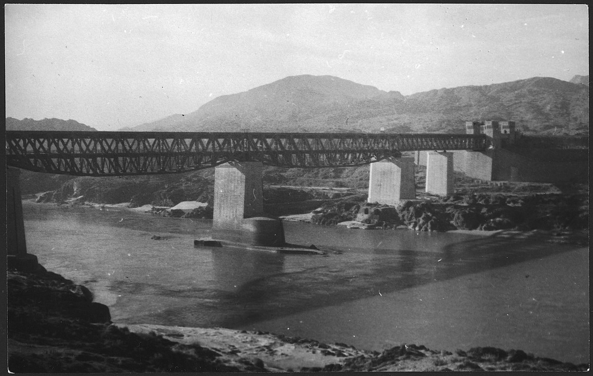 Britisch-Indien, Attock: Landschaft; Eine Eisenbrücke auf Betonpfählen über einen breiten Fluss