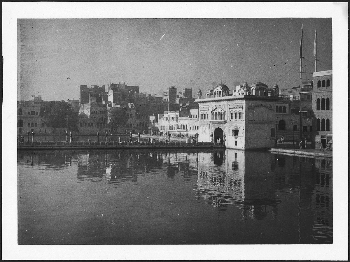 Britisch-Indien, Amritsar: Gebäude; Gebäude an einem See mit einem Steg