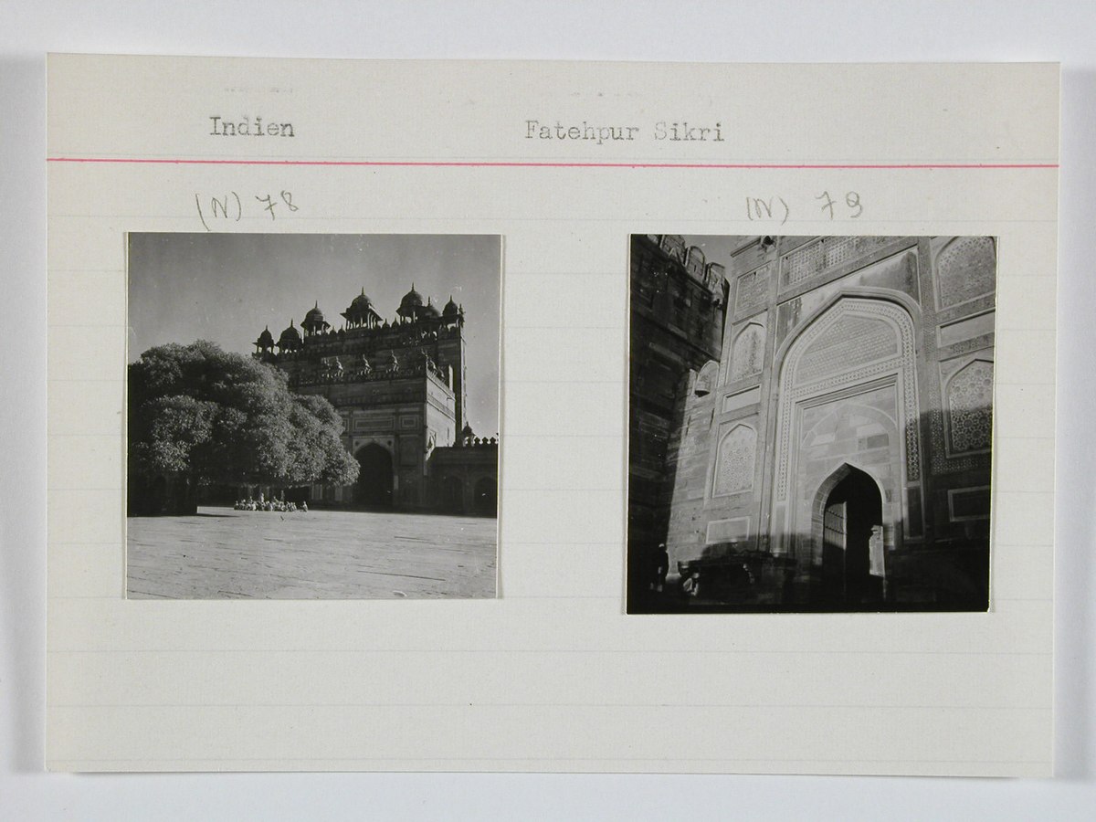 Britisch-Indien, Fatehpur Sikri: Palast / Agra: Red Fort; Karteikarte: Hochgeschossiges Gebäude mit anschliessendem Säulengang / Eingangstor