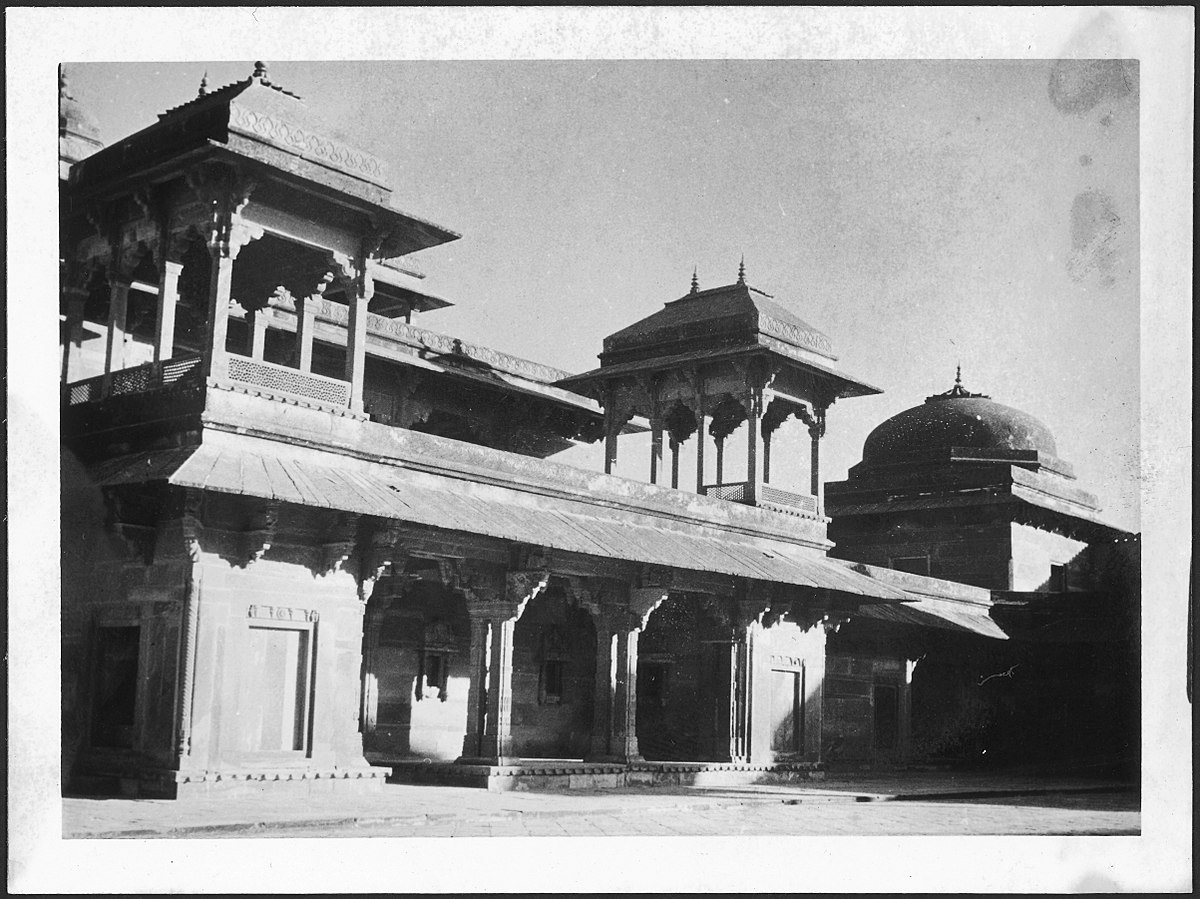 Britisch-Indien, Fatehpur Sikri: Palast; Gebäude mit kleinen Türmen um einen Platz angeordnet