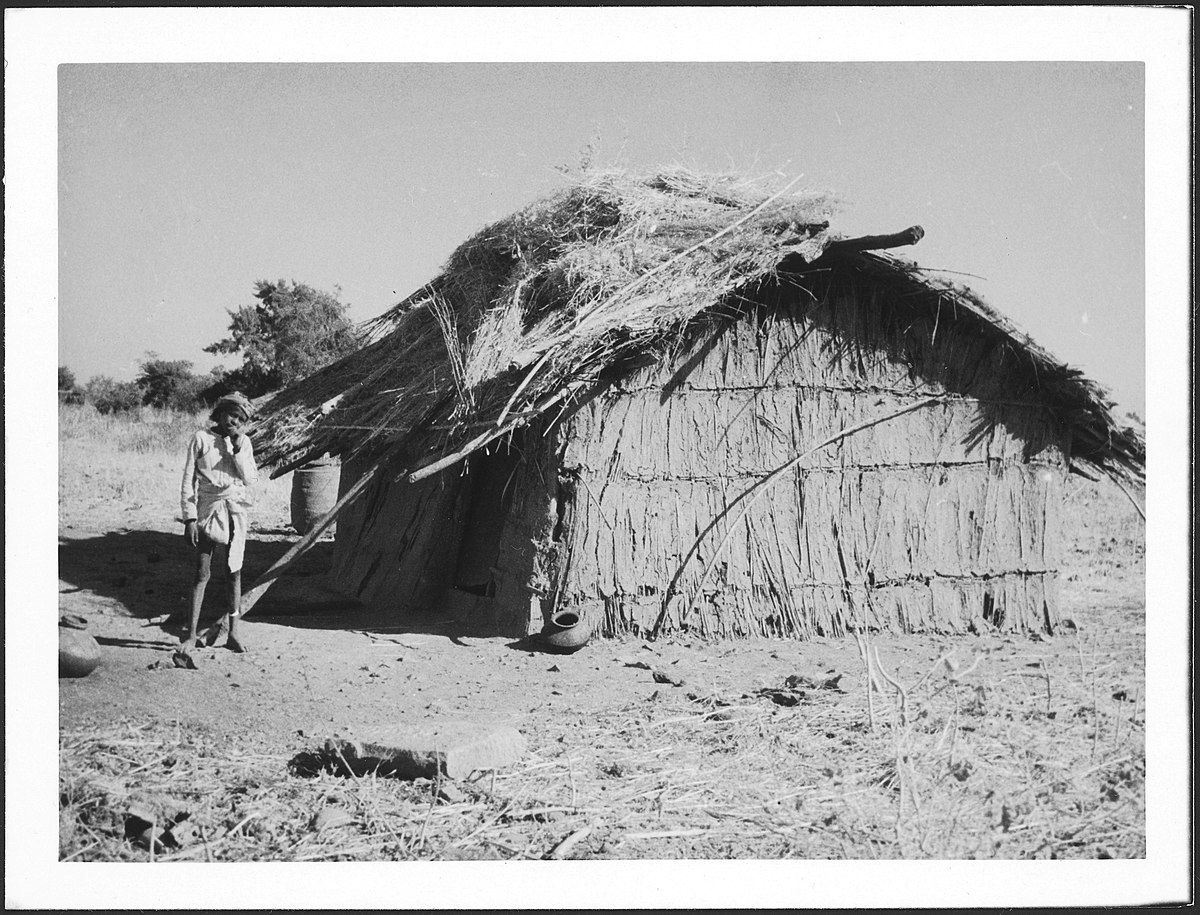 Britisch-Indien, Mandu (Mandav): Menschen; Ein Knabe neben einer Strohhütte