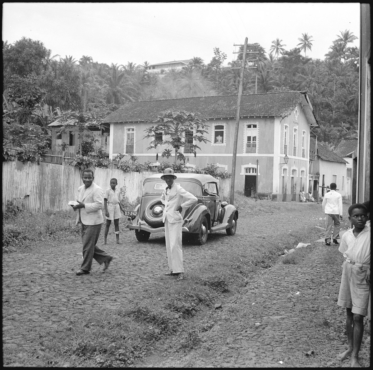 Portugal, San Thomé (São Tomé und Príncipe): Strassenszene; Automobil umgeben von Menschen