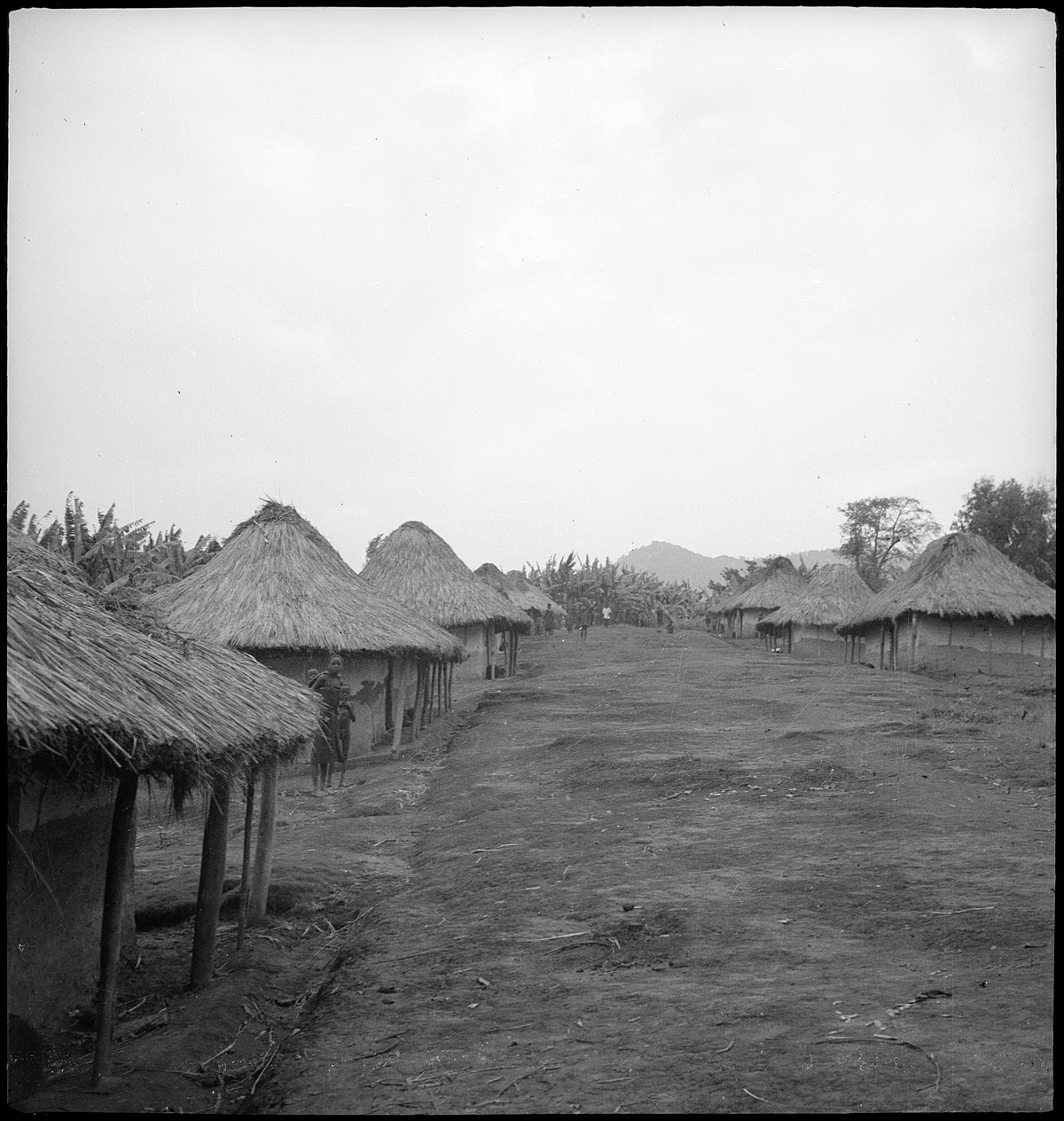 Belgisch-Kongo, Adranga: Garnison; Mehrere Lehmhütten bilden eine Garnison auf einem Platteau