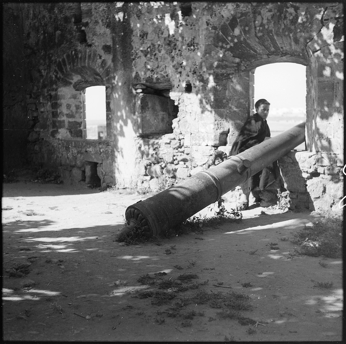 Französisch-Marokko, Rabat: Kasbah (Zitadelle) Oudaya; Person sitzt auf einem Fenstervorsprung neben einem Kanonenrohr